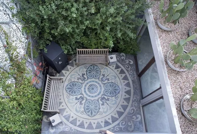 Majatalo Apollon Library Suites