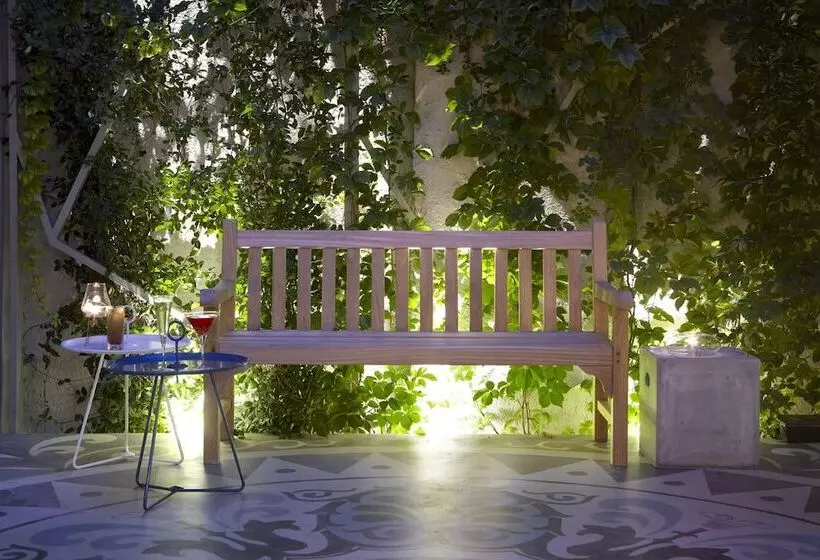 Majatalo Apollon Library Suites