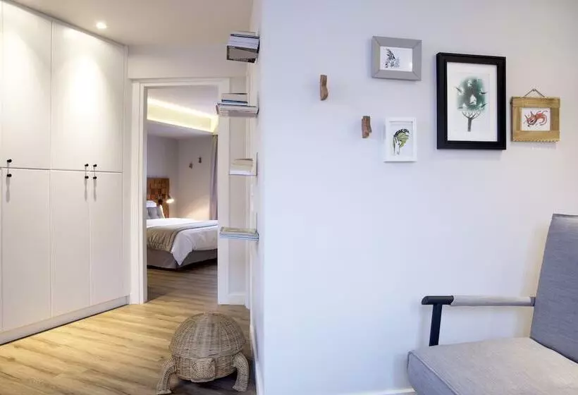 Majatalo Apollon Library Suites