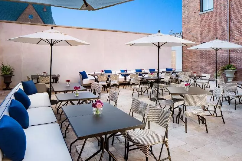 בית מלון כפרי The Adelphi