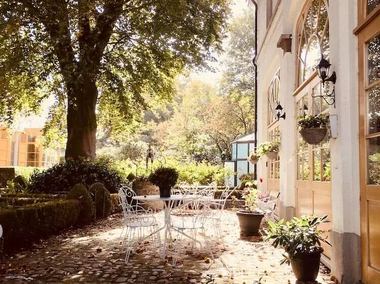 تختخواب و صبحانه Koetshuis Bosdam