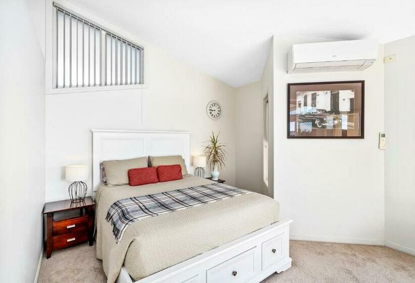 Lakehouse Family Oasis