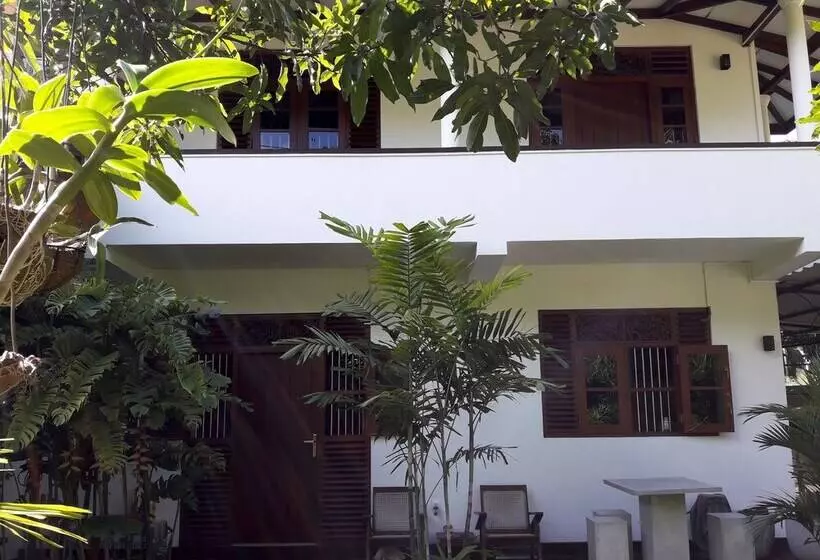پانسیون Manel Guesthouse
