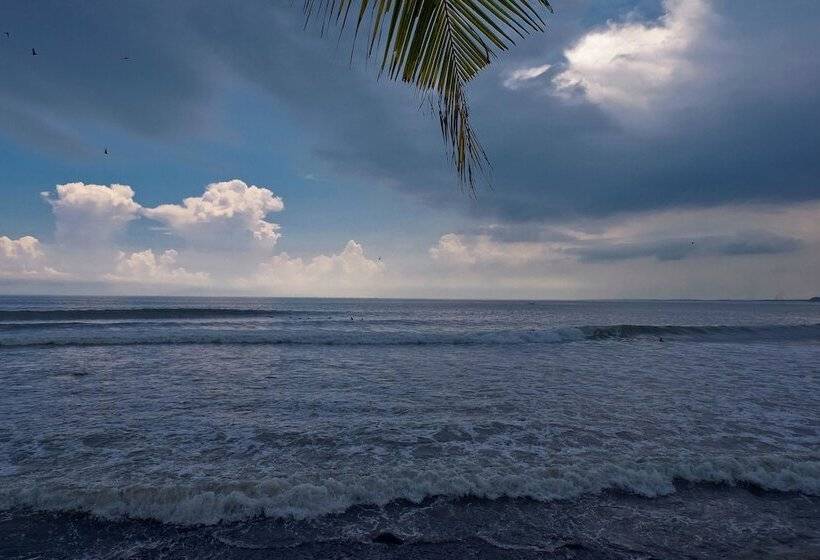 ペンション Umadewi Surf & Retreat