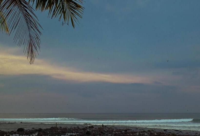 ペンション Umadewi Surf & Retreat