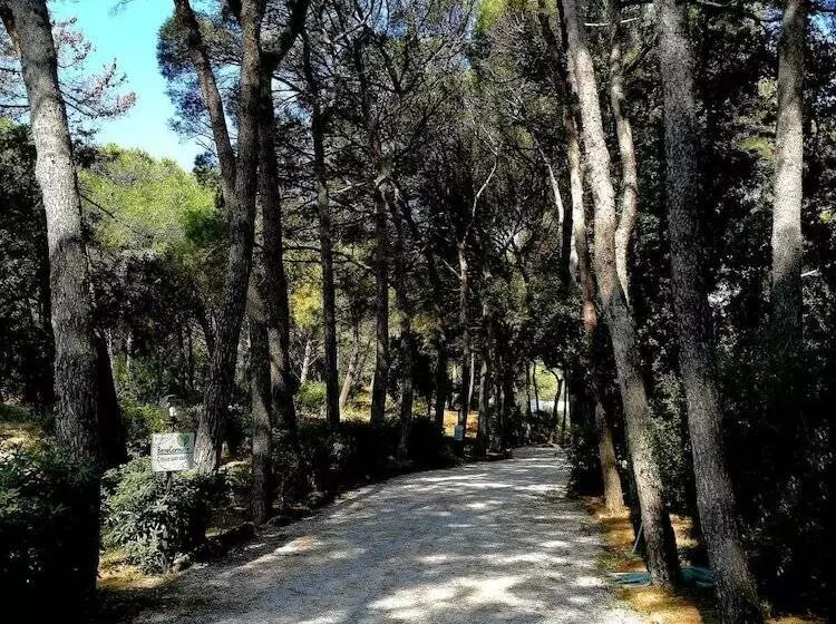 Hostelli Csa Hotel Beach & Park