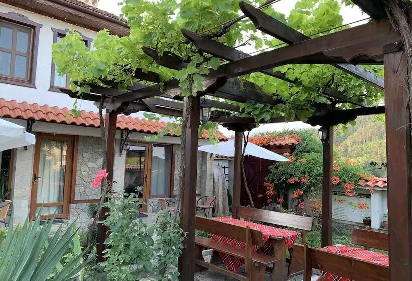 ペンション Iliikova House