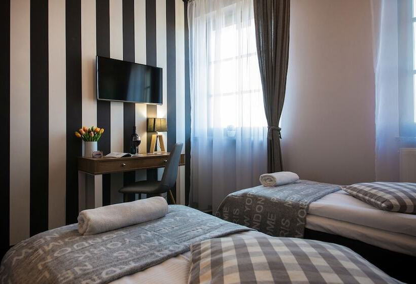 هتل Boogie Aparthouse Old Town