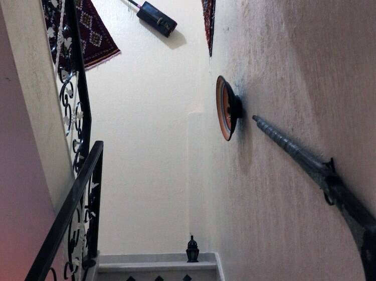 Global Surf House   Hostel/backpacker