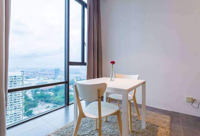 Luzzeri Suite Empire Damansara