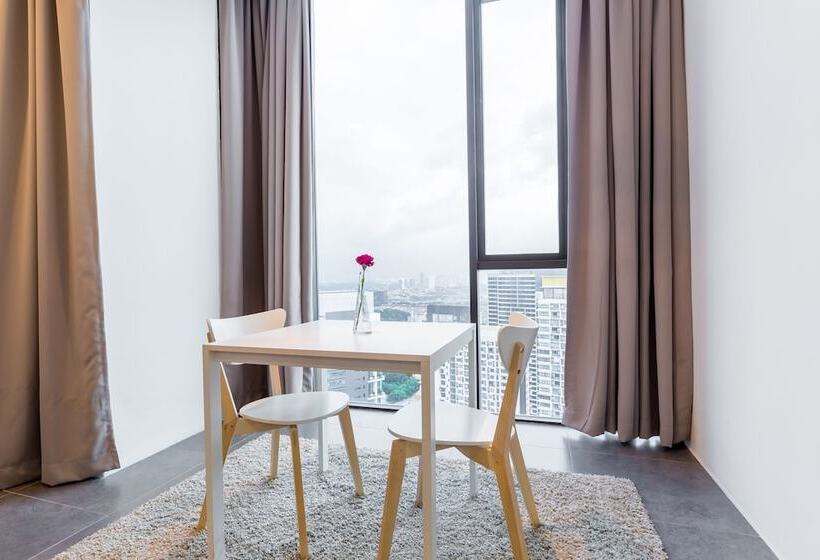 Luzzeri Suite Empire Damansara