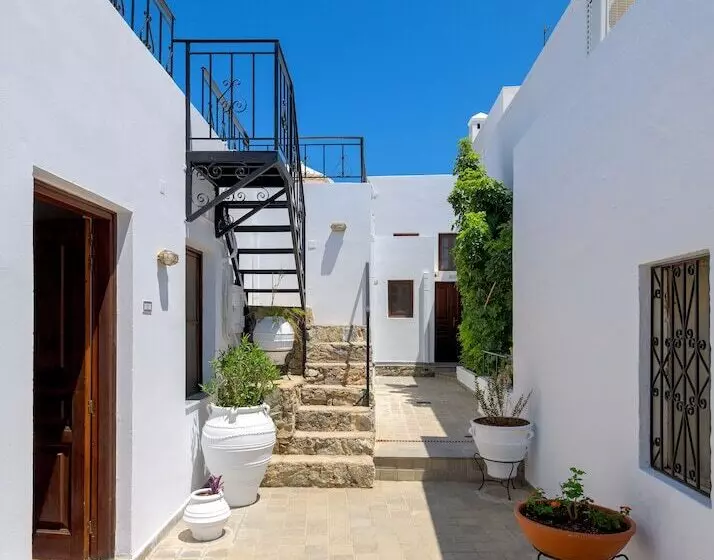 Maris Lindos Suites & Apartments