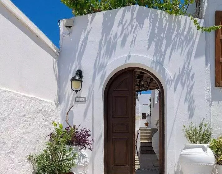 Maris Lindos Suites & Apartments
