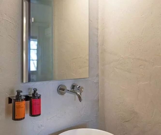 Maris Lindos Suites & Apartments