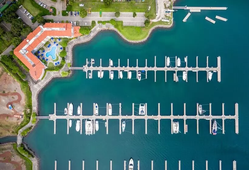 Marina Papagayo Suites