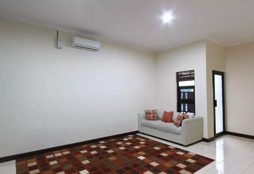 Hotelli Reddoorz Near Upn Jogjakarta