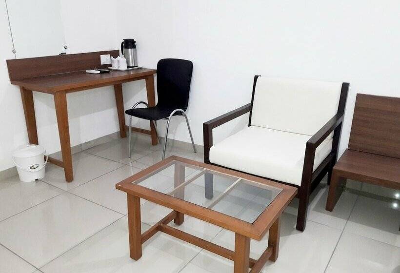 בית מלון כפרי Ashray Inn Express