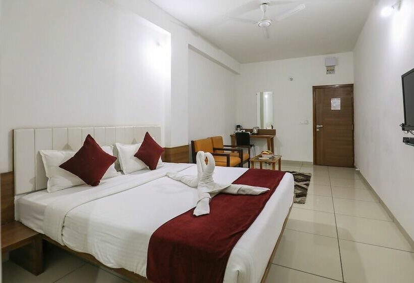 בית מלון כפרי Ashray Inn Express