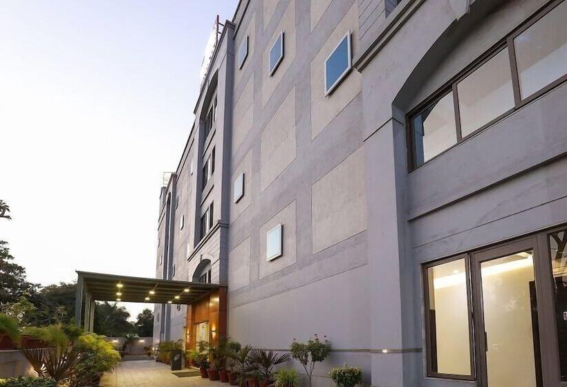 בית מלון כפרי Ashray Inn Express