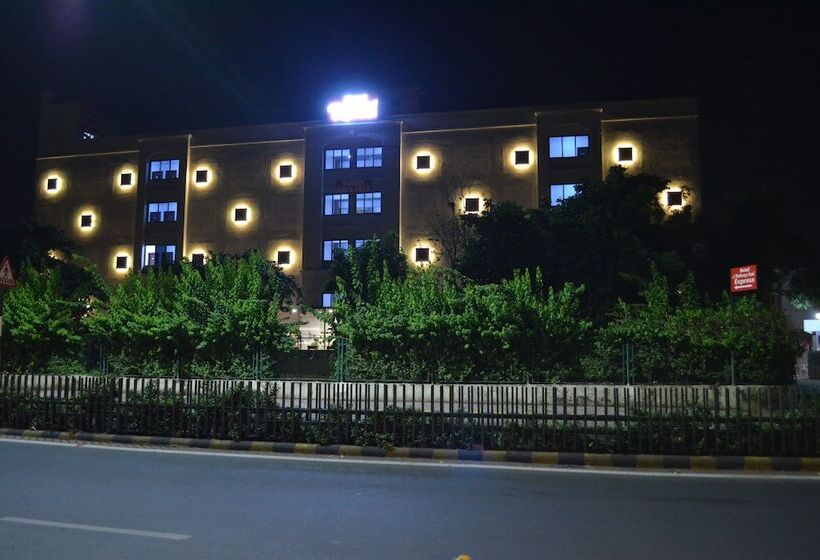 בית מלון כפרי Ashray Inn Express