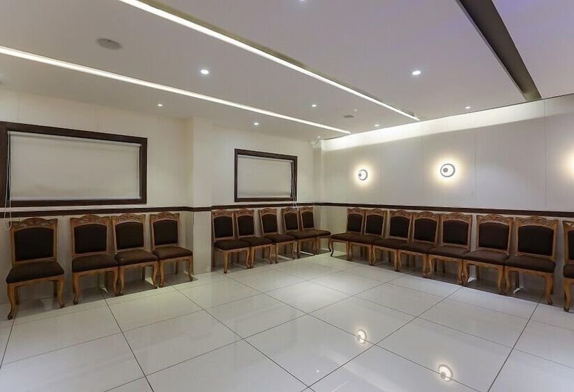 בית מלון כפרי Ashray Inn Express