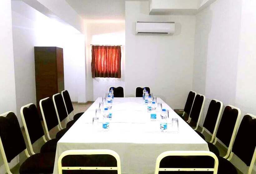 בית מלון כפרי Ashray Inn Express