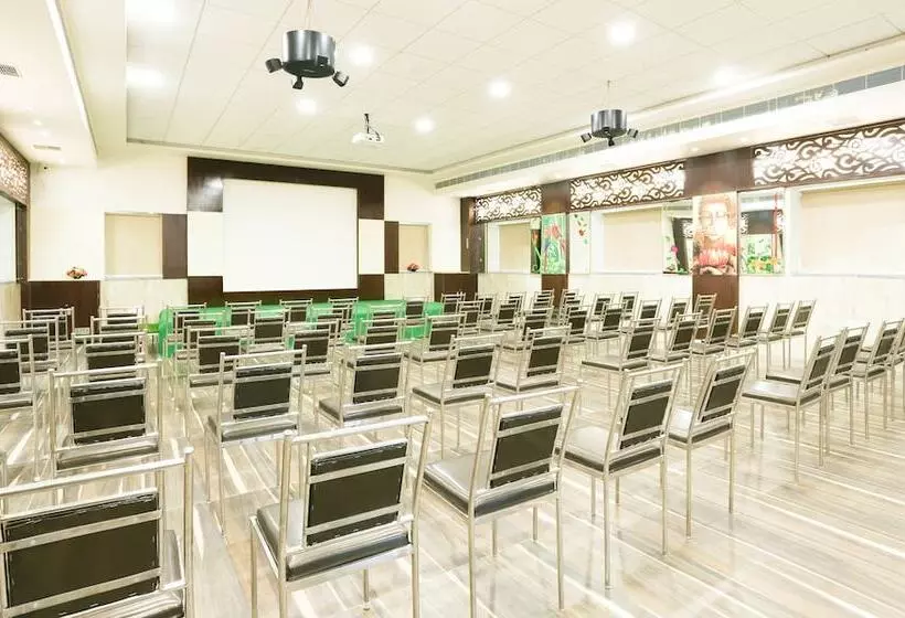 ホテル Treebo C Plaza