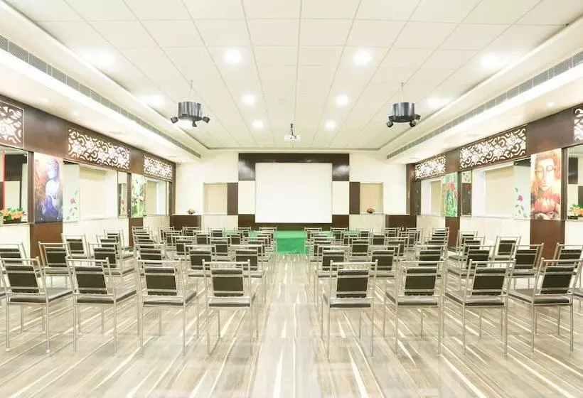 ホテル Treebo C Plaza