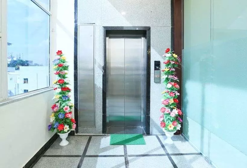 ホテル Treebo C Plaza