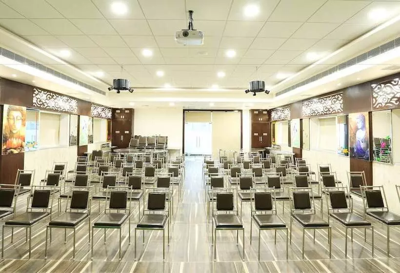 ホテル Treebo C Plaza