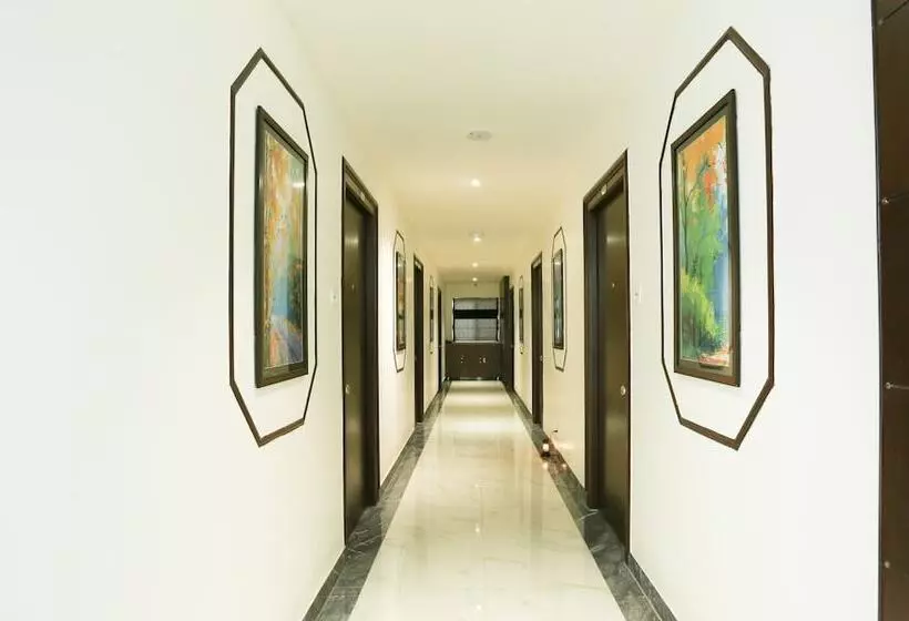 ホテル Treebo C Plaza