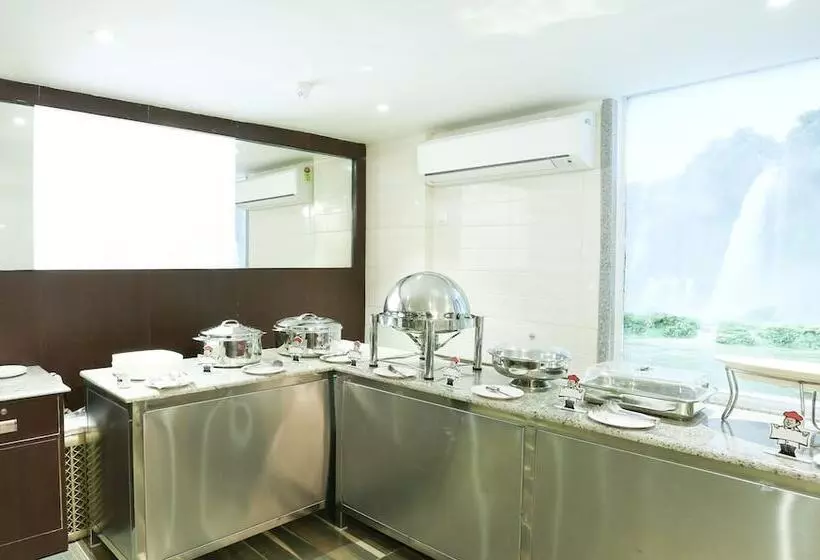 ホテル Treebo C Plaza