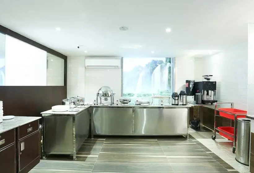 ホテル Treebo C Plaza