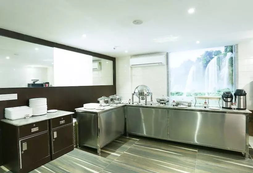 ホテル Treebo C Plaza