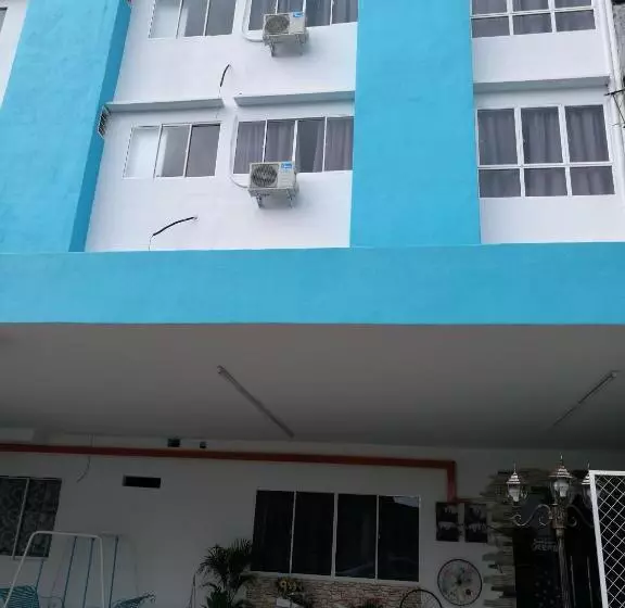 پانسیون D' Cozy Inn