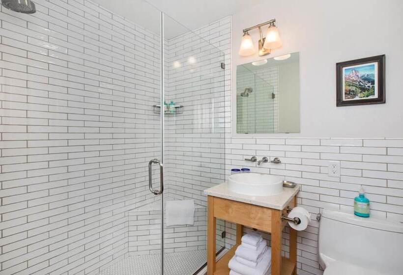 تختخواب و صبحانه The Alpine House