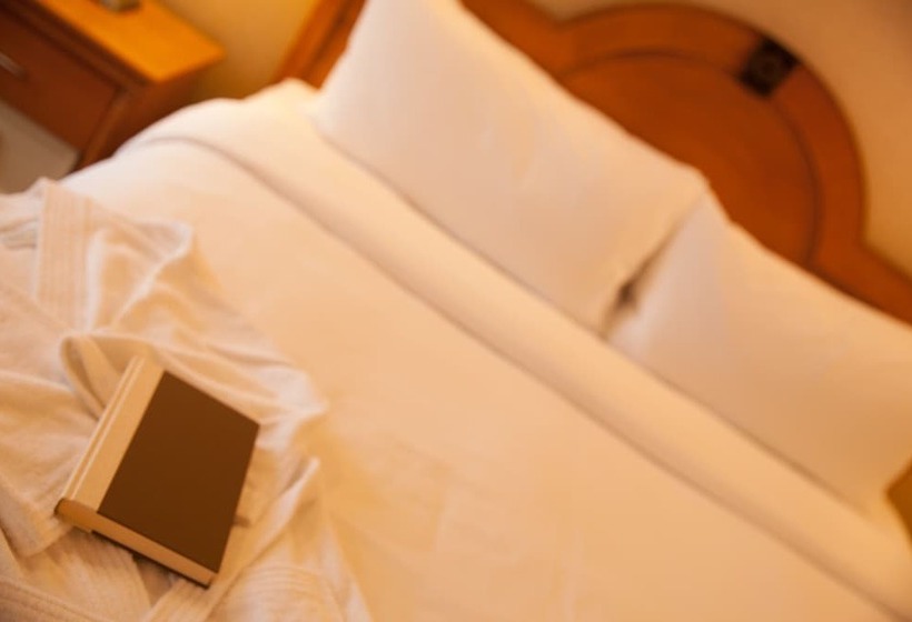 Ambassador Hotel Milwaukee, Trademark Collection By Wyndham