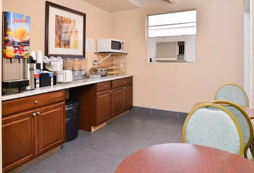 Отель Americas Best Value Inn Augusta Historic Downtown