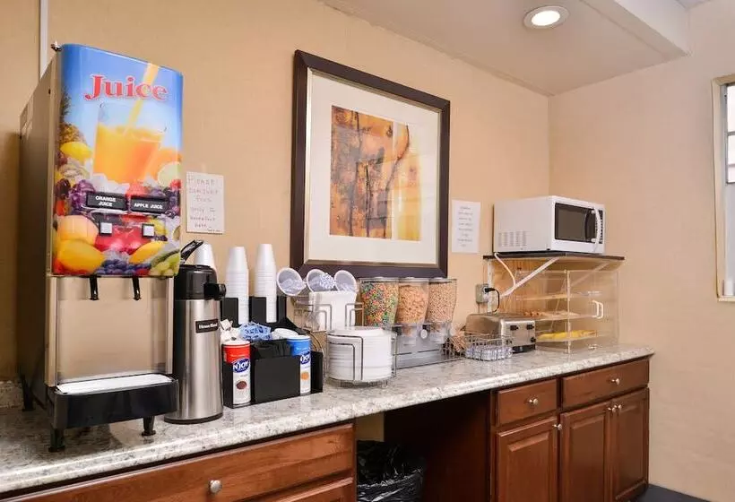 Отель Americas Best Value Inn Augusta Historic Downtown