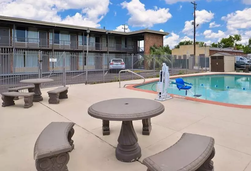 Отель Americas Best Value Inn Augusta Historic Downtown