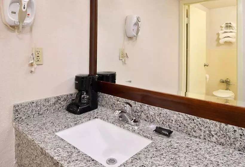 Отель Americas Best Value Inn Augusta Historic Downtown