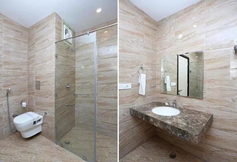 ホテル The Royal Krishna