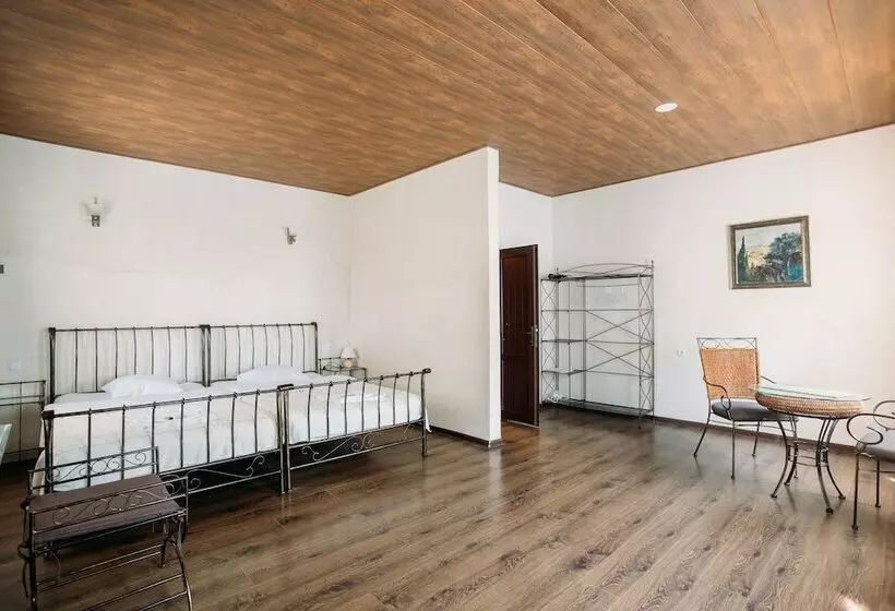 ペンション Chateau Eniseli