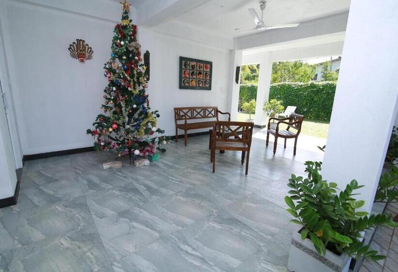 تختخواب و صبحانه Athithi Villa