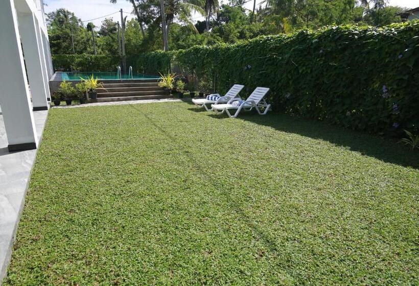 تختخواب و صبحانه Athithi Villa