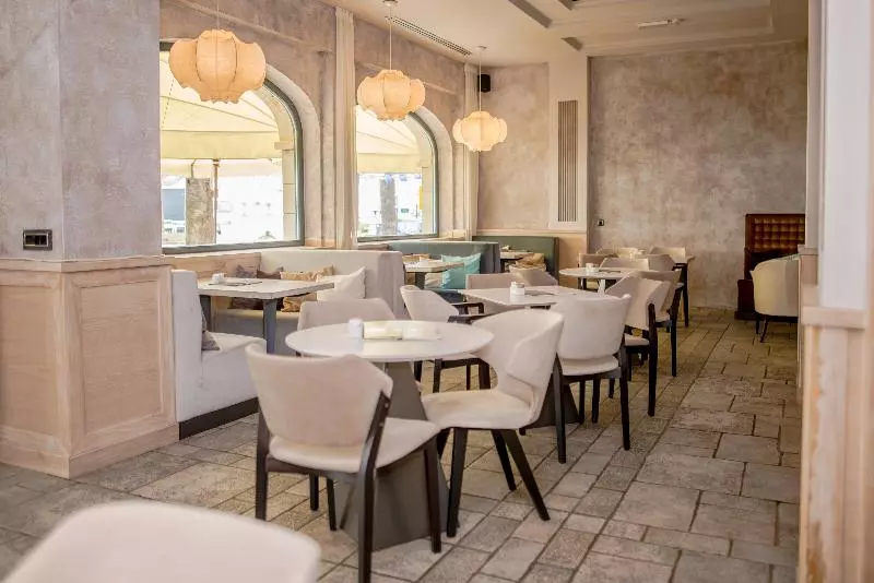 هتل Astoria Tivat