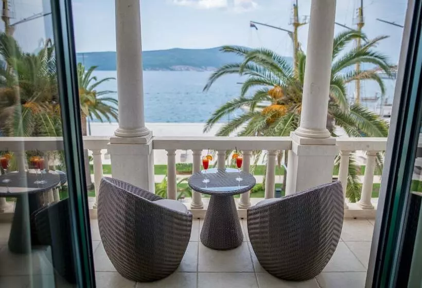 هتل Astoria Tivat