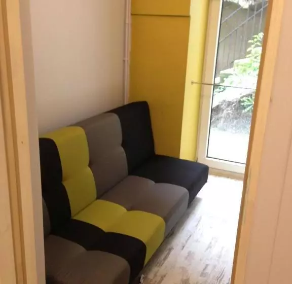 ペンション Tenement House