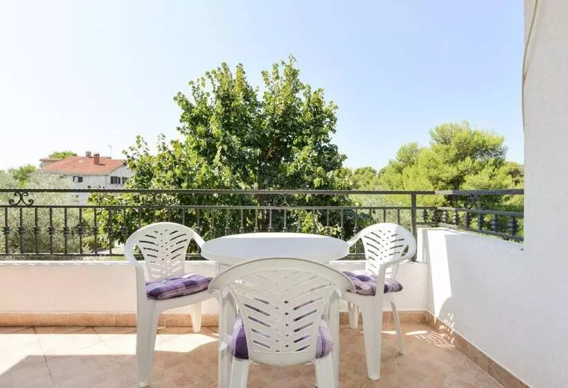 Rooms & Apartment Hegic