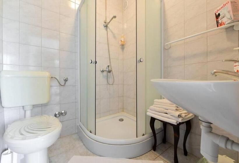 Rooms & Apartment Hegic